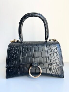 Elegant Black Croc-Embossed Handbag with Removable Strap
